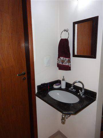 Sobrado à venda em Guarulhos (Jd V Galvão), 3 dormitórios, 3 suites, 4 banheiros, 3 vagas, 160 m2 de área útil, código 29-579 (8/17)
