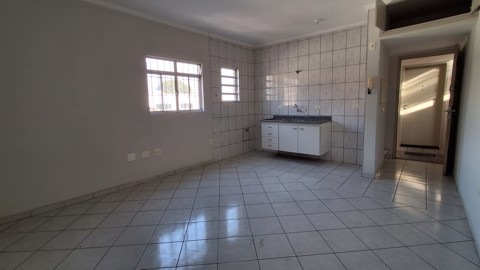Visão da sala com cozinha e entrada (1/15)