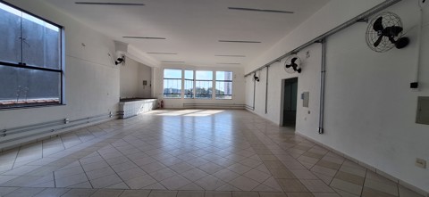 Amplo salão com vista para o anel viário (12/20)