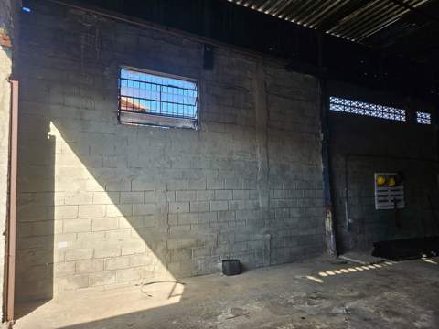 Galpão para alugar em Guarulhos (Jd Álamo - Bonsucesso), 2 banheiros, 2 vagas, 300 m2 de área útil, código 181-2065 (6/17)