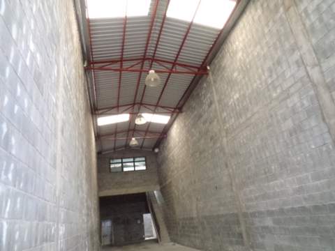 Galpão para alugar em Guarulhos (Jd Pres Dutra), 2 banheiros, 1 vaga, 130 m2 de área útil, código 181-2071 (4/12)