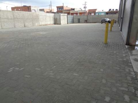 Galpão em Guarulhos (Jd Pres Dutra), 5 banheiros, 15 vagas, 2.250 m2 de área útil, código 181-2166 (20/21)